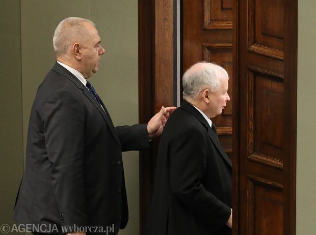 Sasin poprosił, Kaczyński postraszył. Samorządowiec wyjaśnia, czy miasta mogą handlować węglem